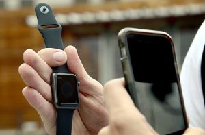 Die iPhone-Verkäufe bringen Apple einen Gewinnsprung. Zu den Absatzzahlen seiner Uhr schweigt sich der Konzern jedoch aus. Foto: EPA