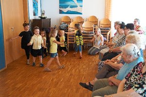 Die Kinder der Purzelkiste unterhielten Senioren des Kreises 60Plus unter anderem mit einem Tanz. Foto: Purzelkiste Foto: Schwarzwälder-Bote