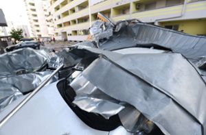 Teile eines von starken Sturmböen abgedeckten Dachs liegen auf Fahrzeuge, die auf einem Parkplatz in Zagreb abgestellt sind. Schwere Unwetter haben in Kroatien große Schäden angerichtet, Mehrere Menschen wurden getötet und verletzt. Foto: XinHua/dpa/Matija Habljak/PIXSELL