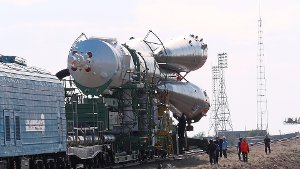 Die Triebwerke einer Sojus-Rakete werden zum Startplatz in Baikonur transportiert.  Foto: Schmid
