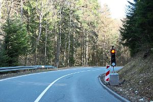 Auf der L 415 zwischen Brittheim und Bochingen müssen sich die Autofahrer wohl noch recht lange mit der Ampel arrangieren. Foto: Danner
