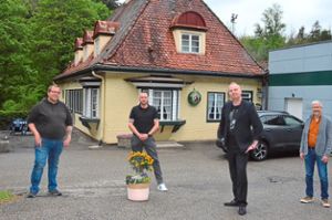 Oberschützenmeister Markus Kuhner (rechts) freut sich, dass  mit  den Betreibern Thomas Haas (von links), Tino Schulze und Peter Hocke wieder neues Leben ins Schützenhaus einzieht. Foto: Dold
