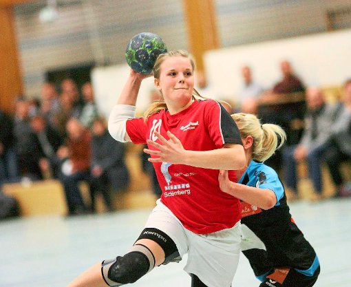 Auf eine erfolgreiche Heimpremiere hoffen Maike Glinschert und die Schömberger Landesliga-Frauen.  Foto: Kara Foto: Schwarzwälder-Bote