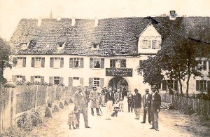 Ein sehr frühes Foto um 1850 zeigt das Alte Kurbad in Herrenalb mit Kurgästen davor. Es handelt sich um das Geburtshaus der Bad Herrenalber Kur. Es wurde am 25. Juni 1840 eröffnet. Das ist auf den Tag genau 175 Jahre her. Foto: Archiv Glaser Foto: Schwarzwälder-Bote