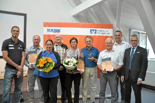 Schirmherr Matthias Bühler (links) und Vorstandssprecher Martin Heinzmann (rechts) gratulierten den Preisträgern bei Sternen des Sports. Foto: Adler