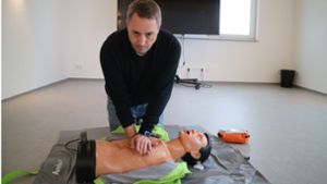 Markus Deigendesch, Bereitschaftsleiter beim Deutschen Roten Kreuz Ratshausen, demonstriert anhand einer Dummypuppe, was im Notfall zu tun ist. Foto: Marschal