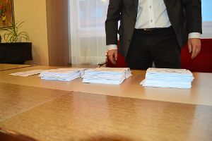 Die gezählten Stimmzettel, hier im Wahllokal Neuweiler, nehmen eigentlich wenig Raum ein, auch wenn sie große Wirkung zeigen. Foto: Kunert Foto: Schwarzwälder-Bote