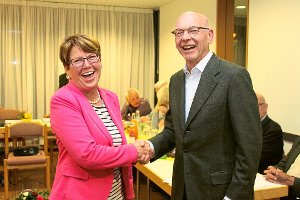 Gut gelaunt und optimistisch übernimmt Christel Hellwig den Vorsitz vom langjährigen Mitglied Gerhard Werner.  Foto: Geisel Foto: Schwarzwälder-Bote