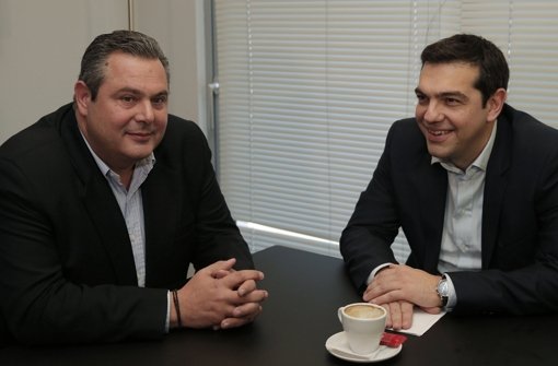 Panos Kammenos (links), Chef der rechtspopulistischen Unabhängigen Griechen, beim Gespräch mit Syriza-Chef Alexis Tsipras. Die beiden Parteien haben sich wohl auf eine Koalition in Griechenland geeinigt. Foto: dpa