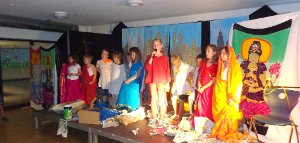 Vor einem beeindruckenden Bühnenbild führten die Kinder das Theaterstück auf. Fotos: Schule Foto: Schwarzwälder-Bote