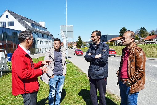 Auf Meßstettens Straßen unterwegs: Axel Leukhardt (links) will mit den Flüchtlingen ins Gespräch kommen. Fotos: Holbein Foto: Schwarzwälder-Bote