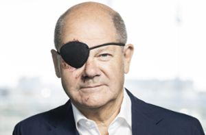 Bundeskanzler Olaf Scholz (SPD) mit Augenklappe, die er aufgrund einer Sportverletzung trägt. Foto: Steffen Kugler/Bundesregierung/dpa