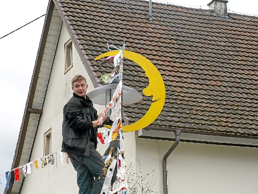 Felix Knöpfle hat einen neuen Mond kreiert, der nun zum Schein für die Hubertshofer Narren an einigen Laternen rund um den Bürgersaal angebracht ist.    Foto: Matuschke Foto: Schwarzwälder-Bote