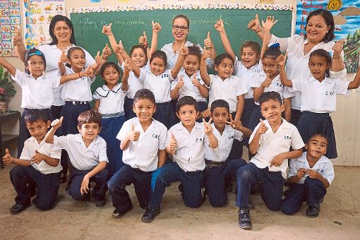 In einer Schule in Panama hilft Franziska Krauss (hinten Mitte) Sechsjährigen dabei, lesen, schreiben und rechnen zu lernen.  Fotos: Krauss Foto: Schwarzwälder-Bote