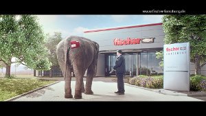 Da staunt der Postbote im Werbe-Spot: Er liefert einen Elefanten aus. Foto: fischer