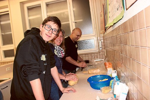 Syrer und Deutsche bereiten in der Eutinger Kochschule ein Essen zu. Foto: Feinler Foto: Schwarzwälder-Bote