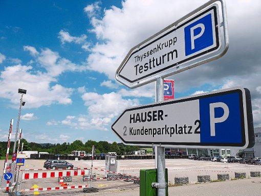 Der VCD empfiehlt, zusätzliche Parkplätze für den Turm und die Hängebrücke auf dem Berner Feld zu schaffen. Foto: Nädele