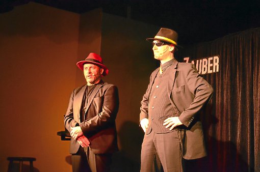 Show voller Witz und Überraschungen: Das Freiburger Zaubersyndikat   begeisterte das Publikum bei einer Benefizveranstaltung im Villinger Theater am Turm.  Foto: Schmeißer Foto: Schwarzwälder-Bote
