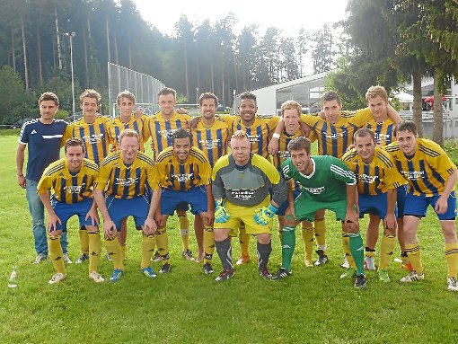 Der Vier-Dörfer-Pokal kehrt zum SV Villingendorf zurück. Drei überzeugende Spiele lieferte die Mannschaft von Trainer Thiemo Martin in Herrenzimmern ab. Fotos: Neff Foto: Schwarzwälder-Bote