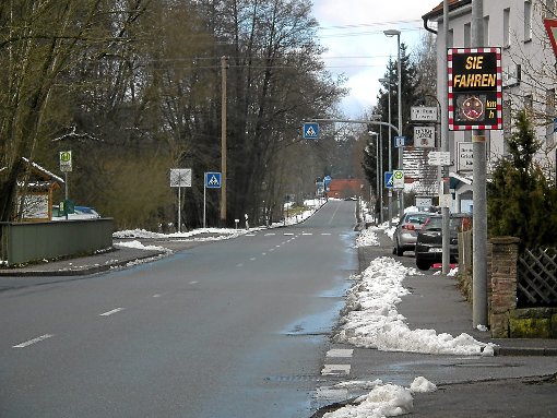 An der Durchgangsstraße von Oberreichenbach auf der B 296 soll eine stationäre Messanlage installiert werden. Das Smiley-Display zeigt zu oft Rot. Foto: Stocker
