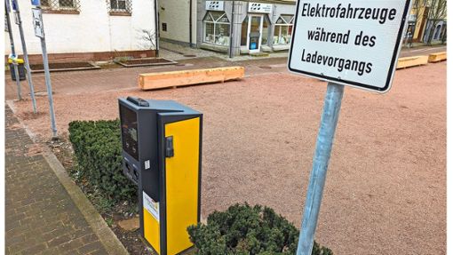 E-Ladesäulen waren von städtischer Seite an der neuen Festhalle in Tennenbronn keine geplant. Foto: Riesterer