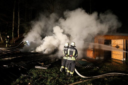 Bei einem Brand am Freitagmorgen ist in Nußbach ein Geräteschuppen zerstört worden. Verletzt wurde niemand, der Sachschaden konnte noch nicht beziffert werden. Foto: Marc Eich