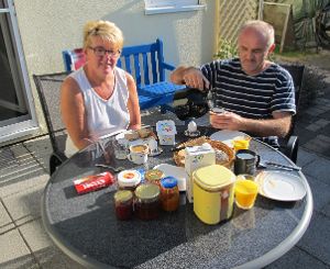Wie im Urlaub fühlen  sich Ute und Roland Lauble, wenn sie auf der Terrasse frühstücken. Foto: Lauble Foto: Schwarzwälder-Bote