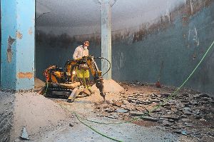 Mit einem Roboter meißeln die Arbeiter den Estrich vom Boden der Reinwasserkammer. Foto: Ziechaus Foto: Schwarzwälder-Bote