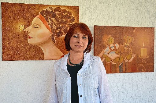 Svetlana Kull vor zwei ihrer Werke, die mit rund 70 anderen im Hotel am Solegarten ausgestellt sind.  Foto: Ursula Kaletta Foto: Schwarzwälder-Bote