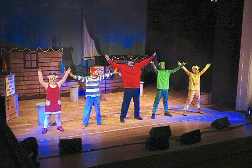 Käpt’n Blaubär (Mitte), Hain Blöd (Zweiter von links) und die Bärchen begeisterten die jungen Besucher im Freudenstädter Theater.   Foto: Adrian Foto: Schwarzwälder-Bote