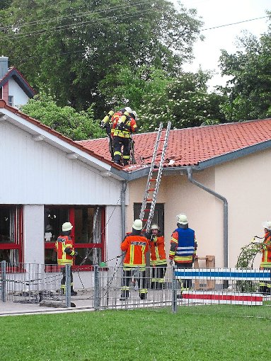 Die Feuerwehr übte vor allem, um die räumlichen Verhältnisse im Kindergarten kennenzulernen. Foto: Feuerwehr Foto: Schwarzwälder-Bote