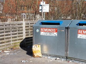 Immer wieder legen Müllferkel in Empfingen – hier in der Weillindestraße – ihren Abfall einfach neben die Container. Foto: Begemann