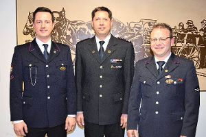 Jens Burkhardt (links) ist der neue Abteilungskommandant der Neufraer Feuerwehr. Armin König (rechts) und Frank Müller (Mitte) versichern ihm ihre volle Unterstützung. Foto: Zelenjuk Foto: Schwarzwälder-Bote