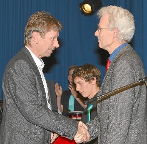 Kreisverbandsvorsitzender Thomas Hug (rechts) gratuliert Dirigent Dieter Witz zur 40-jährigen Dirigententätigkeit. Foto: Herzog Foto: Schwarzwälder-Bote