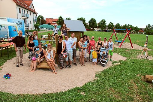 Trotz der Gewitter-Ankündigungen besuchten gestern einige Eltern und Bürger das Fest zur Spielplatzerweiterung im Laiberin  in Eutingen. Foto: Feinler Foto: Schwarzwälder-Bote