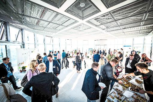 Knapp 200 Teilnehmer sind vom Köbele-Innovationstag in luftiger Höhe in den Konferenzräumen des Thyssen-Krupp-Testturms in Rottweil begeistert. Foto: BurkART Foto: Schwarzwälder-Bote