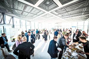 Knapp 200 Teilnehmer sind vom Köbele-Innovationstag in luftiger Höhe in den Konferenzräumen des Thyssen-Krupp-Testturms in Rottweil begeistert. Foto: BurkART Foto: Schwarzwälder-Bote