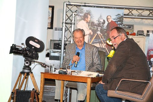 Lutz Henselmann (rechts) im Gespräch mit dem Dokumentarfilmer Hermann Schlenker. Foto: Hübner Foto: Schwarzwälder-Bote