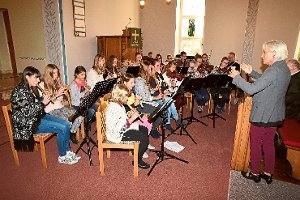 Das Orchester der Musikschule Waldachtal unter Leitung von Margrit Baur verschönerte die Abendmusik in der Christuskirche. Foto: Schwarzwälder-Bote