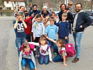 Dass sie für einen Spaß zu haben sind, zeigten die Sportfreunde Stiller bei einem  zufälligen Treffen mit Grundschülern in Baiersbronn.     Foto: Jugendzentrum