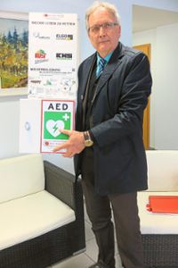 Michael Müller, Projektmanager der Björn-Steiger-Stiftung, führte das Modell eines AED-Defibrillators vor.  Foto: Adrian Foto: Schwarzwälder-Bote