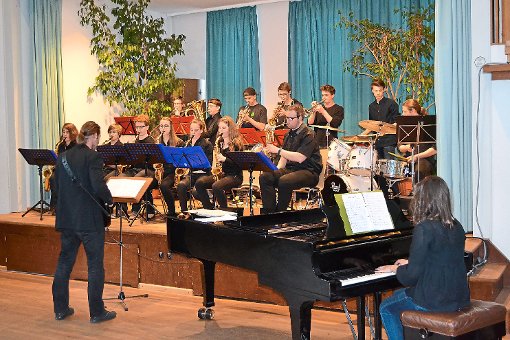 Überzeugend: die Big Band des Balinger  Gymnasiums unter der Leitung von Jörg Sommer. Foto: Fiedler Foto: Schwarzwälder-Bote