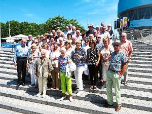 Die der Reiseteilnehmer  des Geschichts- und Heimatvereins präsentieren sich  vor dem Mercedes-Benz-Museum dem Fotografen.  Foto: Froese Foto: Schwarzwälder-Bote