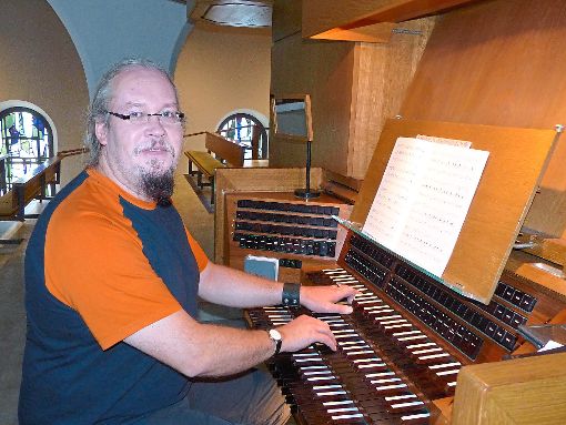 Er ist ein ausgezeichneter Organist, gibt sich der Kirchenmusik hin und dirigiert den  Kirchenchor an der Pfarrkirche St. Cyriak: Frank Rieger, hier   er an der Klais-Orgel zu sehen.  Foto: Kouba Foto: Schwarzwälder-Bote