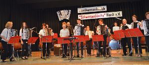 In musikalisch bester  Stimmung präsentiert sich der Handharmonikaclub Schwarzwaldecho Hardt den Konzertbesuchern.  Foto: Anton Foto: Schwarzwälder-Bote