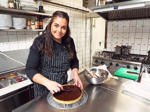 Backen mit Leidenschaft: Luisa Zerbo überzieht eine gesalzene Haselnuss-Toffee-Tarte mit einer Schokoladenganache.   Foto: Riesterer