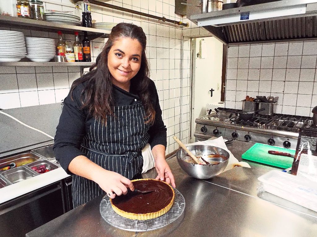 Backen mit Leidenschaft: Luisa Zerbo überzieht eine gesalzene Haselnuss-Toffee-Tarte mit einer Schokoladenganache.