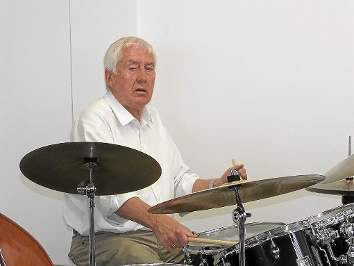 Hermann Janßen,  Schlagzeuger der Black-Forest-Jazz-Band, erhielt für seine Schlagzeugsoli Szenenapplaus.  Foto: Bantle Foto: Schwarzwälder-Bote