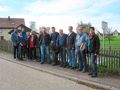 Der Ortschaftsrat ist mit Bürgermeister Stefan Hammer (Dritter von rechts) in Wittershausen unterwegs. Foto: Fahrland Foto: Schwarzwälder-Bote