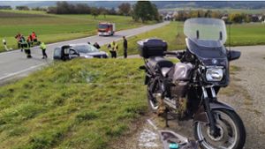 Motorradfahrer verletzt sich bei Überholmanöver schwer